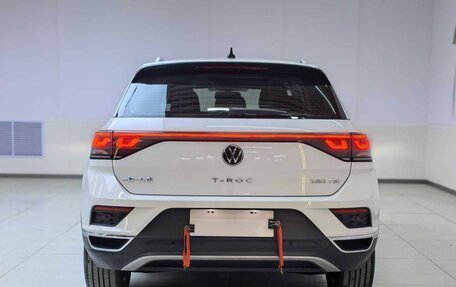 Volkswagen T-Roc I, 2023 год, 2 105 000 рублей, 3 фотография