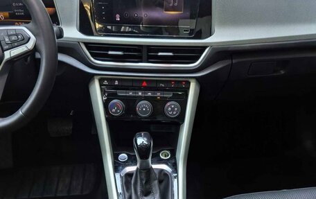 Volkswagen T-Roc I, 2023 год, 2 105 000 рублей, 10 фотография