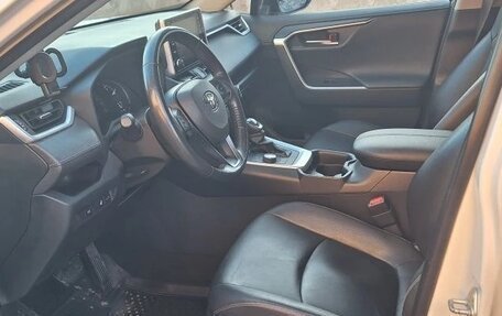 Toyota RAV4, 2019 год, 3 550 000 рублей, 10 фотография