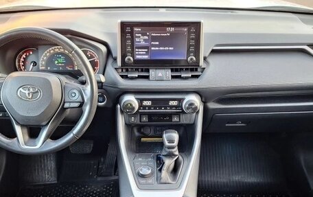 Toyota RAV4, 2019 год, 3 550 000 рублей, 9 фотография