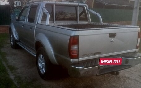 Nissan NP300, 2010 год, 1 370 000 рублей, 4 фотография