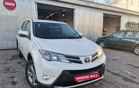 Toyota RAV4, 2015 год, 1 675 000 рублей, 2 фотография