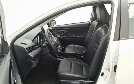 Toyota Yaris XP150 рестайлинг, 2022 год, 1 030 000 рублей, 10 фотография