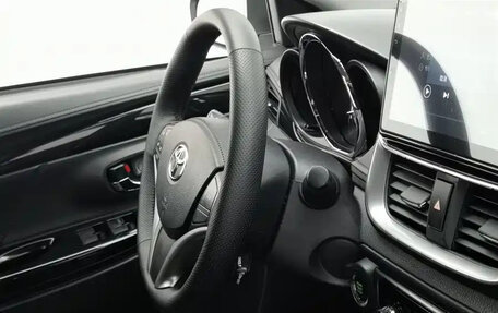 Toyota Yaris XP150 рестайлинг, 2022 год, 1 030 000 рублей, 22 фотография