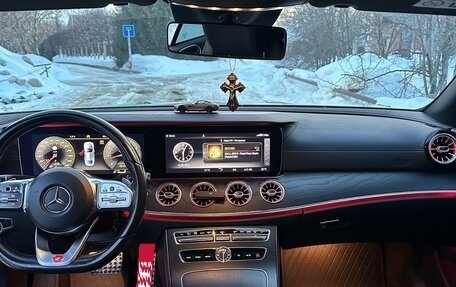 Mercedes-Benz E-Класс, 2018 год, 3 950 000 рублей, 4 фотография