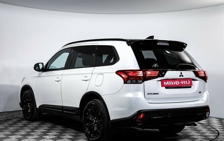Mitsubishi Outlander III рестайлинг 3, 2022 год, 2 659 000 рублей, 3 фотография