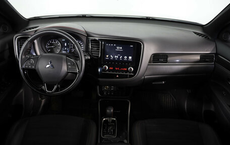 Mitsubishi Outlander III рестайлинг 3, 2022 год, 2 659 000 рублей, 11 фотография