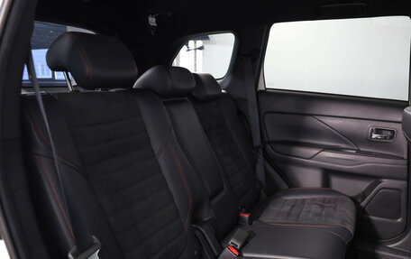 Mitsubishi Outlander III рестайлинг 3, 2022 год, 2 659 000 рублей, 10 фотография