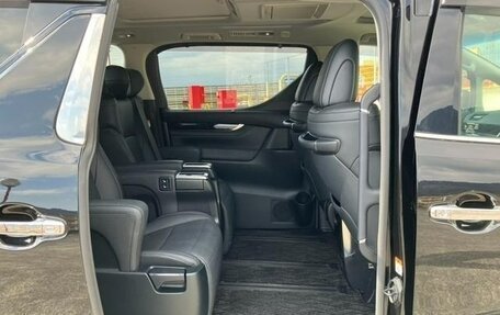 Toyota Alphard, 2024 год, 6 950 000 рублей, 16 фотография