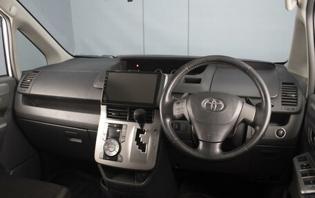 Toyota Voxy II, 2010 год, 1 370 000 рублей, 5 фотография