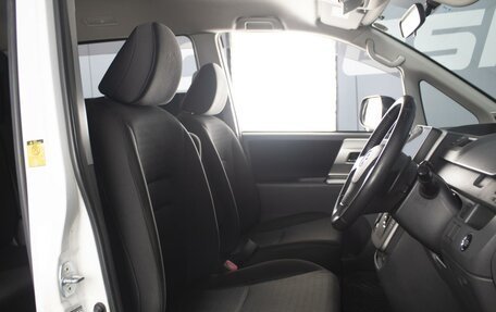 Toyota Voxy II, 2010 год, 1 370 000 рублей, 7 фотография