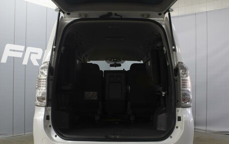 Toyota Voxy II, 2010 год, 1 370 000 рублей, 19 фотография