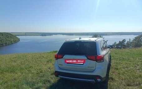 Mitsubishi Outlander III рестайлинг 3, 2018 год, 1 978 000 рублей, 4 фотография