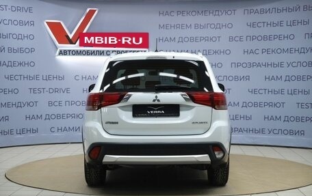 Mitsubishi Outlander III рестайлинг 3, 2015 год, 1 630 000 рублей, 6 фотография