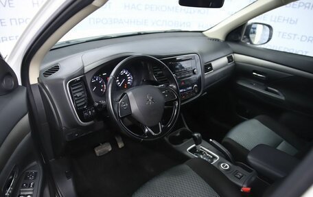 Mitsubishi Outlander III рестайлинг 3, 2015 год, 1 630 000 рублей, 10 фотография
