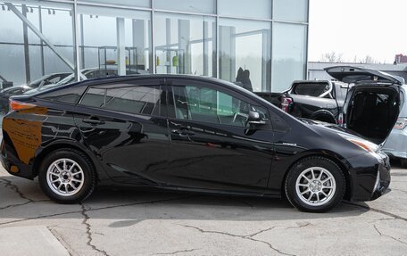 Toyota Prius IV XW50, 2016 год, 1 598 000 рублей, 6 фотография