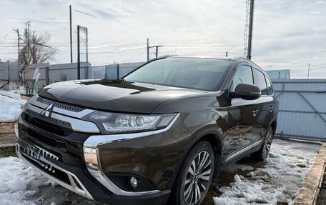 Mitsubishi Outlander III рестайлинг 3, 2020 год, 2 650 000 рублей, 4 фотография