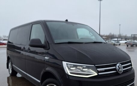 Volkswagen Multivan T6 рестайлинг, 2017 год, 3 650 000 рублей, 1 фотография