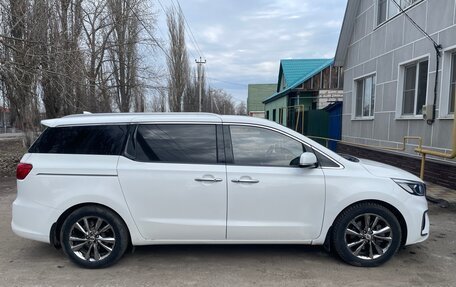 KIA Carnival III, 2018 год, 2 460 000 рублей, 2 фотография