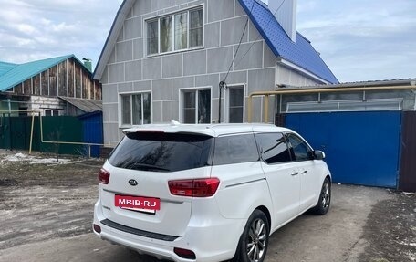 KIA Carnival III, 2018 год, 2 460 000 рублей, 3 фотография