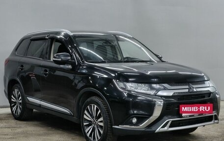 Mitsubishi Outlander III рестайлинг 3, 2019 год, 2 213 000 рублей, 3 фотография
