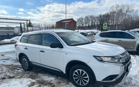 Mitsubishi Outlander III рестайлинг 3, 2018 год, 1 520 000 рублей, 2 фотография
