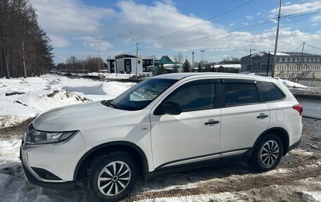 Mitsubishi Outlander III рестайлинг 3, 2018 год, 1 520 000 рублей, 3 фотография