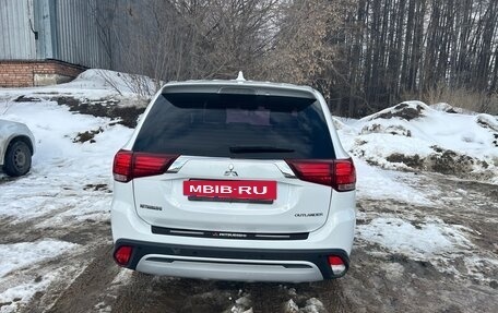 Mitsubishi Outlander III рестайлинг 3, 2018 год, 1 520 000 рублей, 4 фотография