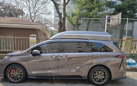 Toyota Sienna, 2021 год, 6 200 000 рублей, 21 фотография