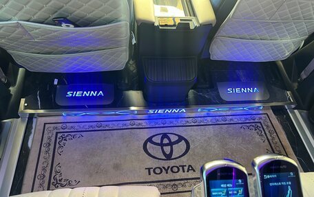 Toyota Sienna, 2021 год, 6 200 000 рублей, 12 фотография