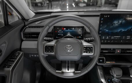 Toyota RAV4, 2025 год, 4 990 000 рублей, 11 фотография