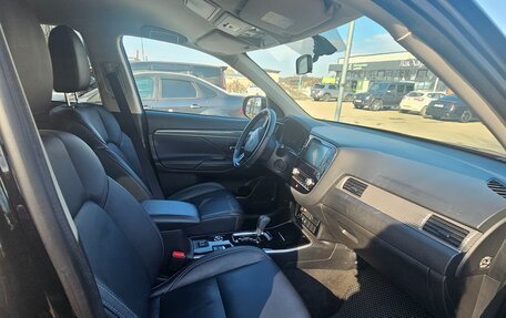 Mitsubishi Outlander III рестайлинг 3, 2021 год, 2 560 000 рублей, 9 фотография