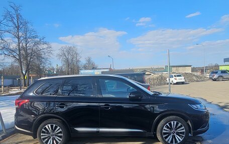 Mitsubishi Outlander III рестайлинг 3, 2021 год, 2 560 000 рублей, 6 фотография