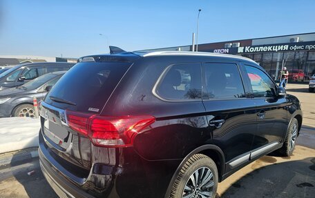 Mitsubishi Outlander III рестайлинг 3, 2021 год, 2 560 000 рублей, 2 фотография