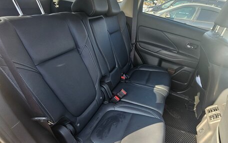 Mitsubishi Outlander III рестайлинг 3, 2021 год, 2 560 000 рублей, 10 фотография