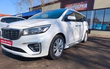 KIA Carnival III, 2018 год, 2 980 000 рублей, 3 фотография