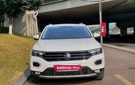 Volkswagen T-Roc I, 2022 год, 1 790 000 рублей, 2 фотография