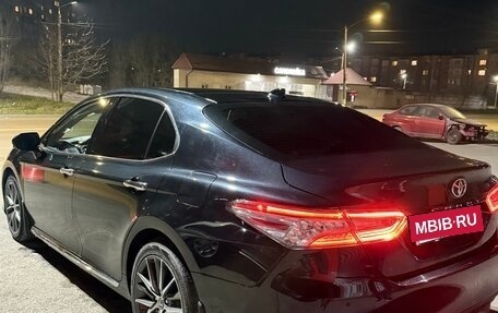 Toyota Camry, 2023 год, 3 300 000 рублей, 2 фотография