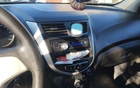 Hyundai Solaris II рестайлинг, 2013 год, 750 000 рублей, 10 фотография