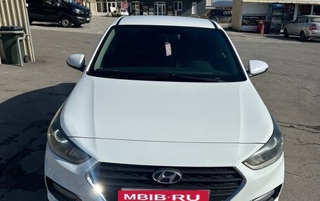 Hyundai Solaris II рестайлинг, 2017 год, 900 000 рублей, 2 фотография