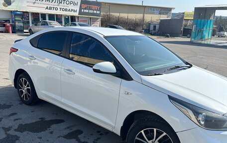 Hyundai Solaris II рестайлинг, 2017 год, 900 000 рублей, 4 фотография