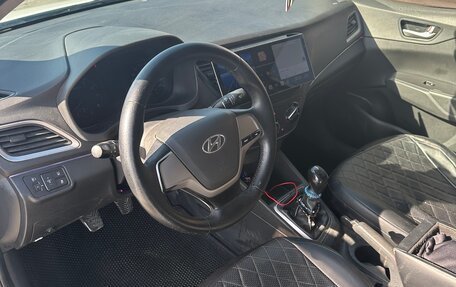 Hyundai Solaris II рестайлинг, 2017 год, 900 000 рублей, 13 фотография