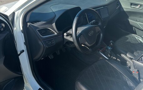 Hyundai Solaris II рестайлинг, 2017 год, 900 000 рублей, 11 фотография