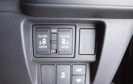 Honda Stepwgn, 2023 год, 2 600 000 рублей, 12 фотография