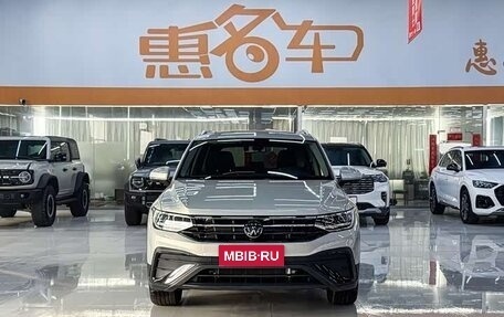 Volkswagen Tiguan II, 2022 год, 2 040 000 рублей, 2 фотография