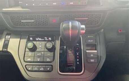 Honda Stepwgn, 2022 год, 2 230 000 рублей, 13 фотография