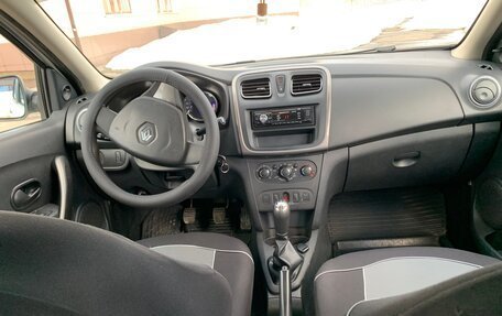 Renault Logan II, 2017 год, 650 000 рублей, 4 фотография