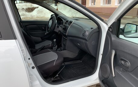 Renault Logan II, 2017 год, 650 000 рублей, 6 фотография