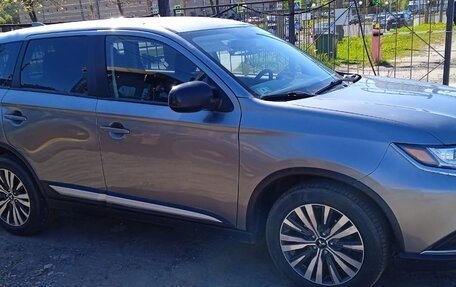 Mitsubishi Outlander III рестайлинг 3, 2020 год, 2 550 000 рублей, 2 фотография