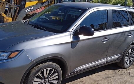 Mitsubishi Outlander III рестайлинг 3, 2020 год, 2 550 000 рублей, 3 фотография